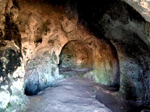 Villaescusa de Ebro. Arcosolio, rematado con arco de medio punto, que cobija una sepultura de 'bañera'
