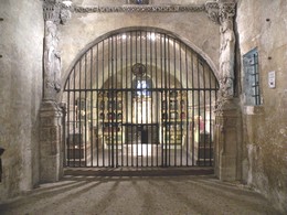 Cámara Santa de Oviedo: Capilla de San Miguel con la bóveda prerrománica al fondo