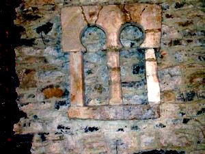 Santianes de Pravia: Restos de ventana con alfiz y arcos de herradura