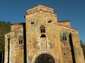 San Miguel de Lillo: Vista de la zona superior de la fachada principal