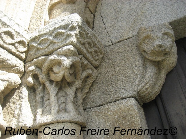 Capitel con decoración en soga. Mocheta  con forma de fiera con garras que vigila la entrada en el templo