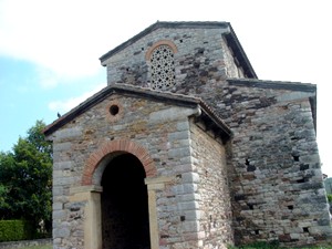 San Pedro de Nora: Vista de la fachada oeste con el nuevo pórtico 