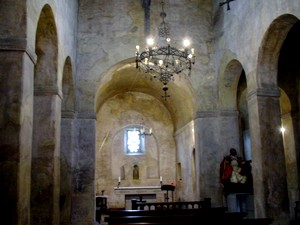 San Pedro de Nora: Vista interior del ábside y la nave central