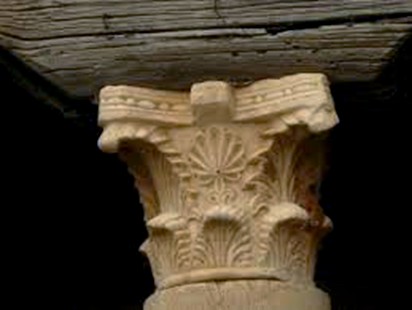 Porche: Columna con capitel