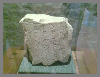 Fragmento del Acróstico del Rey Silo que aún estaba completo en el S. XVII en Santianes de Pravia