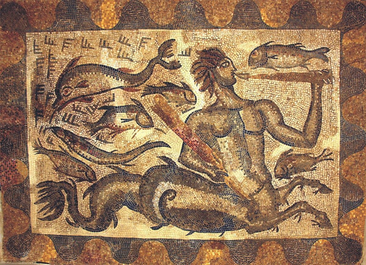 El mosaico del tritón hallado en el pavimiento del tepidarium (baño templado). Suena una caracola con cuya dirige las olas del mar.